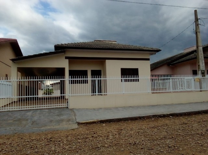 Linda Casa em Alvenaria na Meta próximo do Mar.