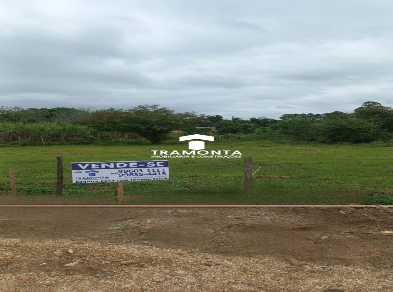 Dois terrenos com área total de 900m² 