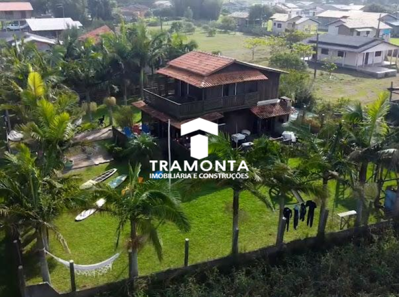 Casa de Madeira terreno amplo e com Edícula