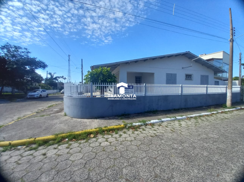 Casa em Alvenaria de Esquina com Escritura