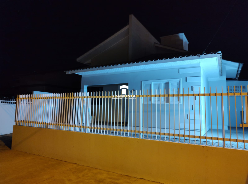 Casa com Laje -  Piscina e Edícula